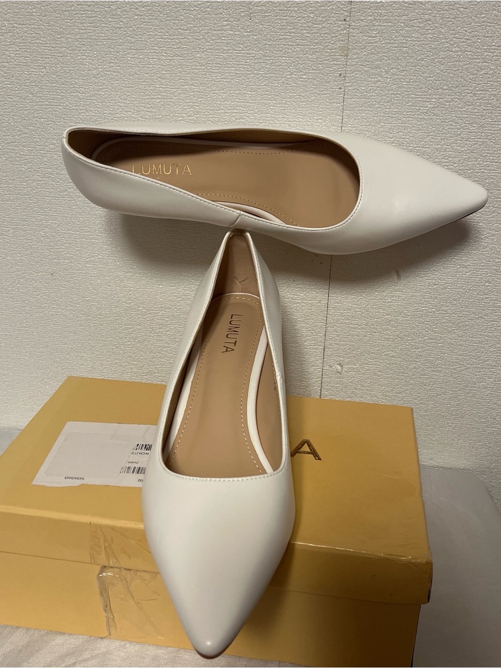 Lumuta White Pointed-Toe Flat Shoes for Women